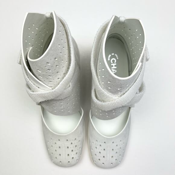 CHANEL Interlocking CC Logo Perforated Ankle Suede Boots EU 40 US 10 White Heels - Picture 9 of 13